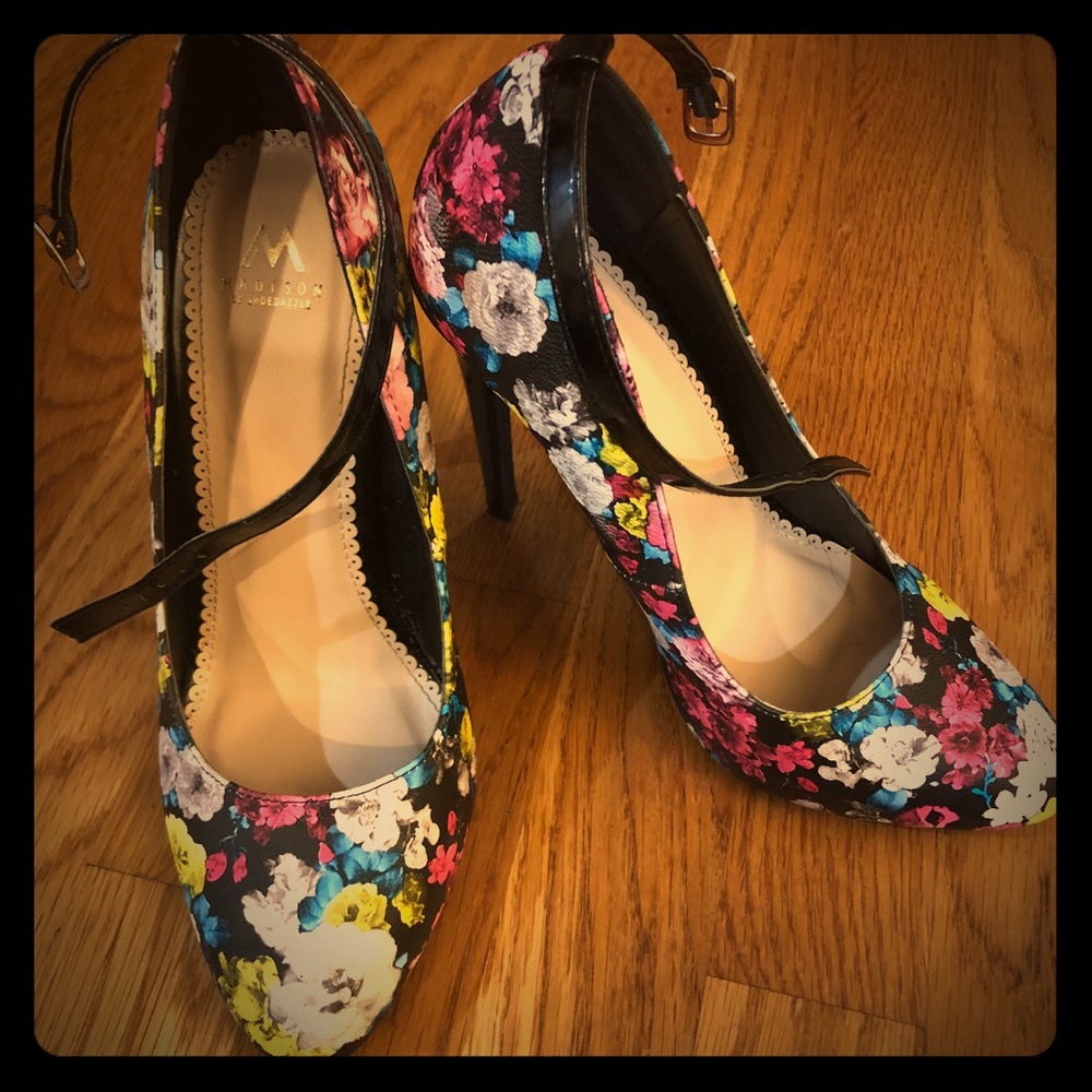 Cute flower pumps
